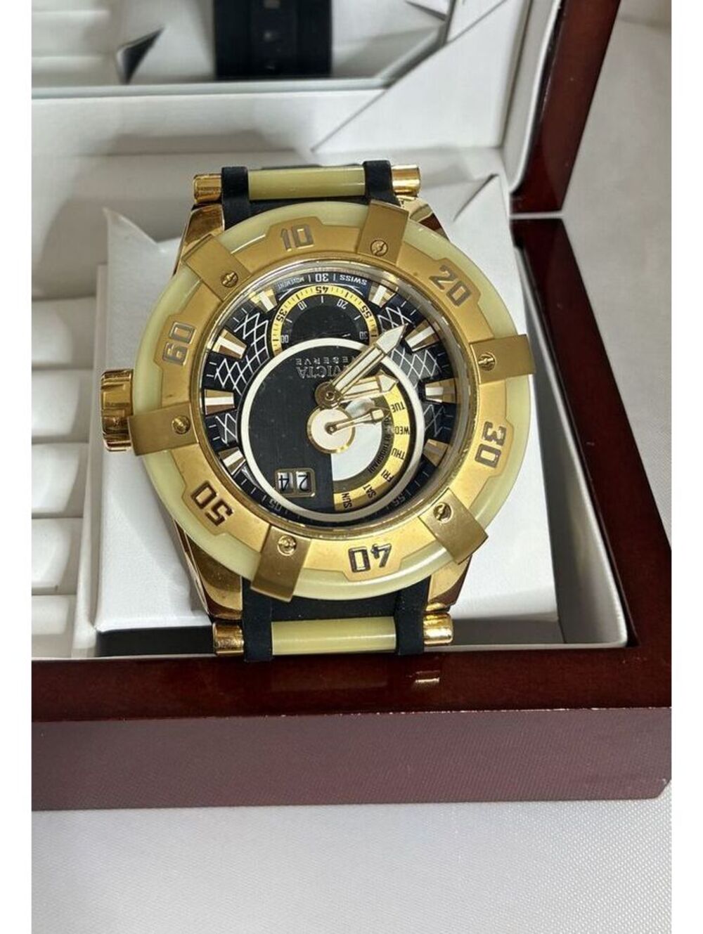 Invicta Reserve Bolt Hyperion Men's Wristwatch Gold and Black Design 53mm